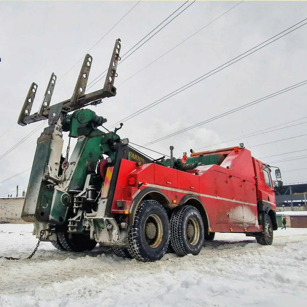 Heavy tow truck at work