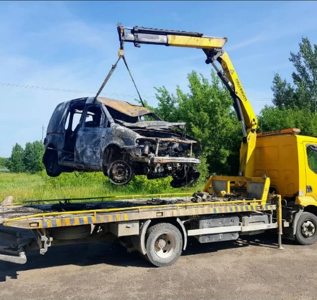 Truck-mounted crane lifting and transport work