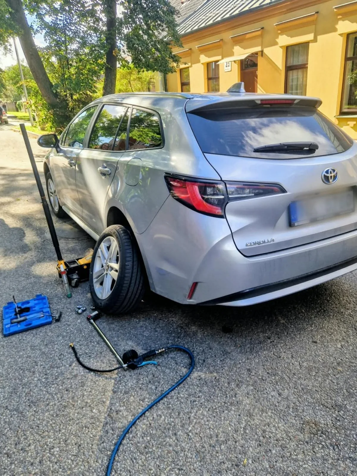 Roadside wheel change