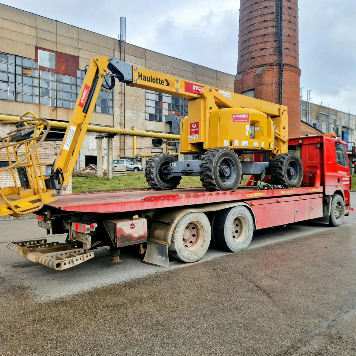 Trailer transporting a boom lift