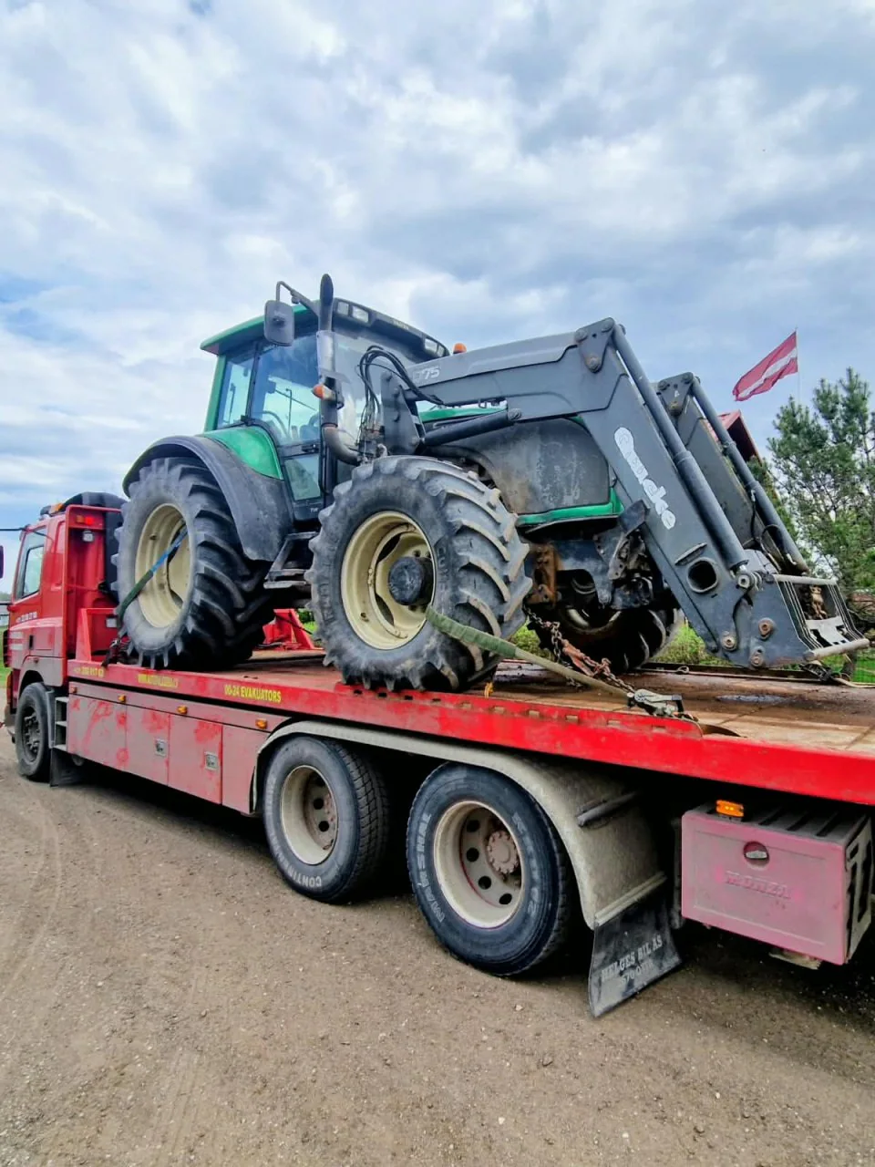 Agricultural tractor secured on a trailer platform
